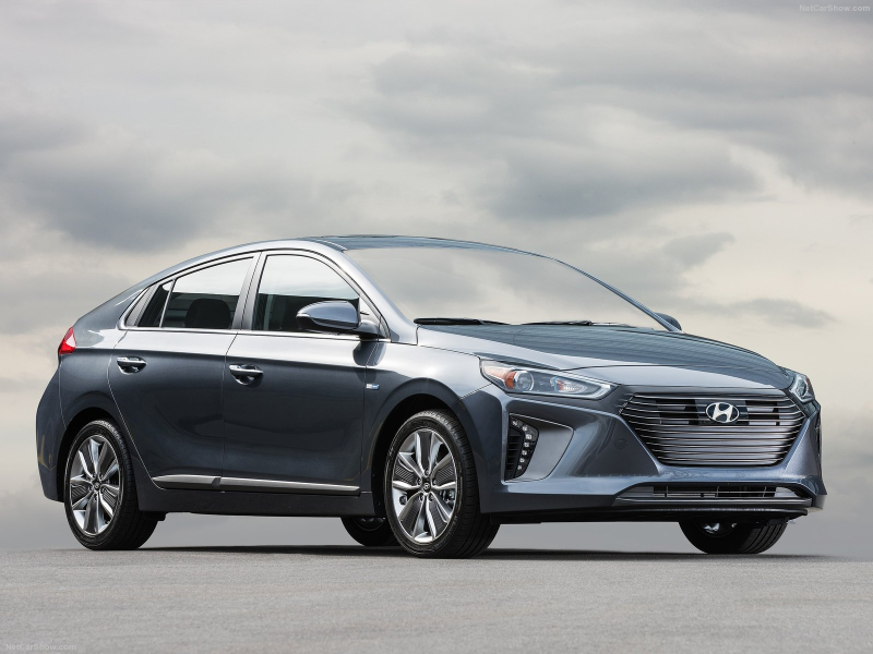 Illustration for article titled Fresh off of propagating their corporate catfish face across their lineup, Hyundai is now apparently implementing a corporate deadmau5 face